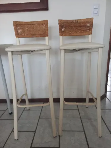 Conjunto com 2 Banquetas Altas Estofadas - Cor Branca - Usada
