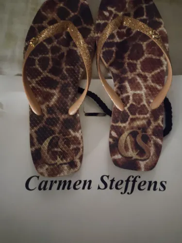 Carmen Steffens chinela