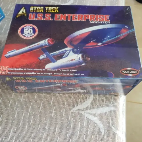 Kit de plastimodelismo da nave U.S.S. Enterprise NCC-1701 da marca Polar Lights