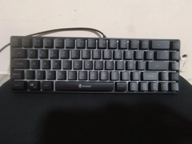 Teclado gamer marca evolution comprado na loja oficial 65% com fio de 1 metro
