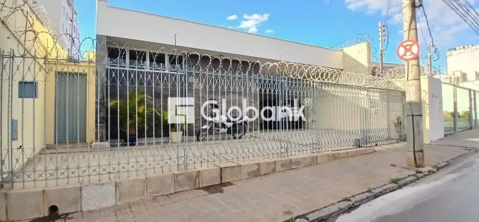 Casa com 3 quartos, 1 suite , 2 vagas de garagem, e 195m² no centro.