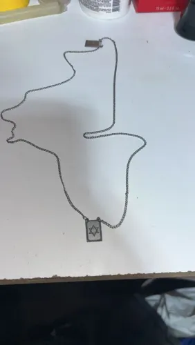 Este e um escapulario de aço inoxidável com pingente da estrela de Davi e o pai nosso.