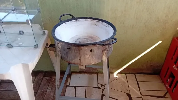 Conj. com 2 mesas, 8 cadeiras, vitrine baleiro, estufa e fritadeira a gás