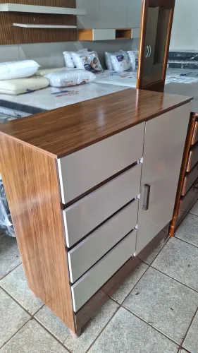 Cômoda nova 4 gavetas 1 porta