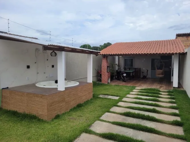 Casa á venda com área de lazer e amplo espaço externo .