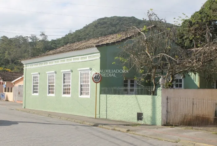 Casa à Venda - Sambaqui, Florianópolis - 3 Dorm., 2 BWC, Estilo Açoriano - Uma joia arquit