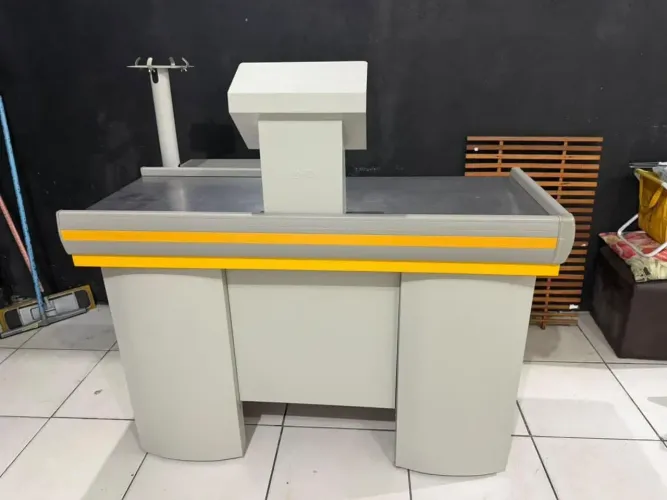 Gondola, balcão e freezer horizontal Supermercado.