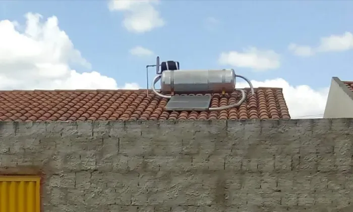 Aquecedor solar completo (boiler + placa + estrutura)  Sistema completo em boas condições.