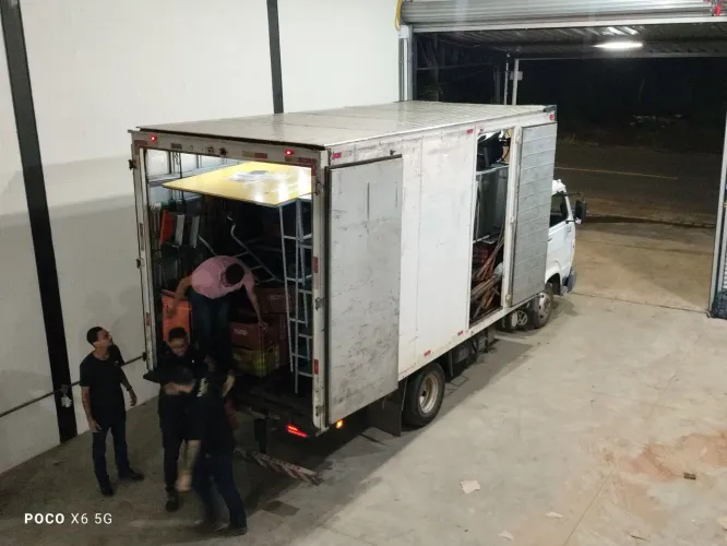 Frete carga logista em Geral urbanos e viagens baú 6 metros 5 ton
