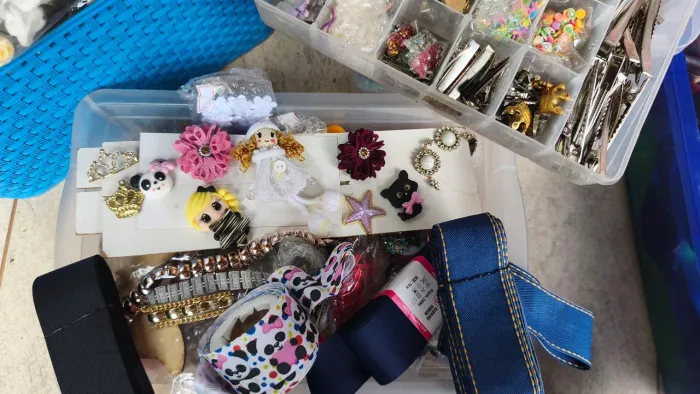 Vendo materiais completos para fazer laços de cabelo.