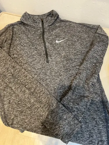 Nike! Camisa Feminina manga longa com proteção UV. Tam PP.