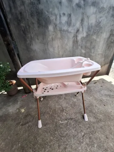 Banheira Infantil com Suporte e Trocador - Ótimo Estado, rosa claro com detalhes dourados