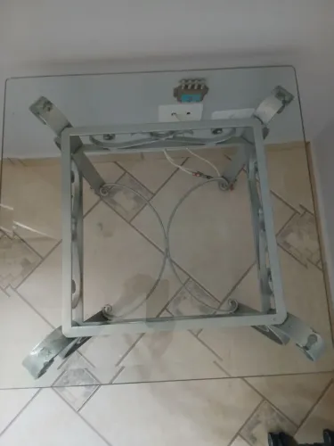 Mesa de canto com tampo de vidro