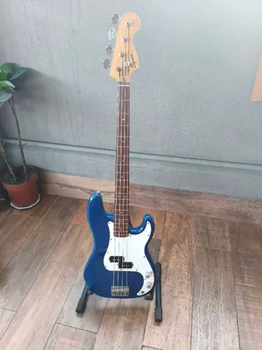 Baixo Squier P Bass + Case e Suporte