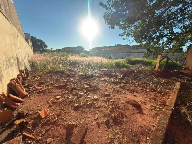 Venda de Terreno / Padrão na cidade de Araraquara