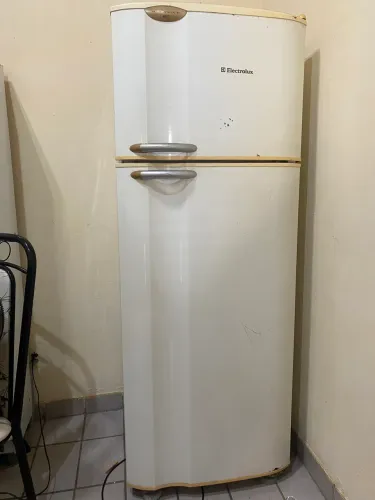 Geladeira Electrolux , com algumas marcas de uso (pra vim pegar)