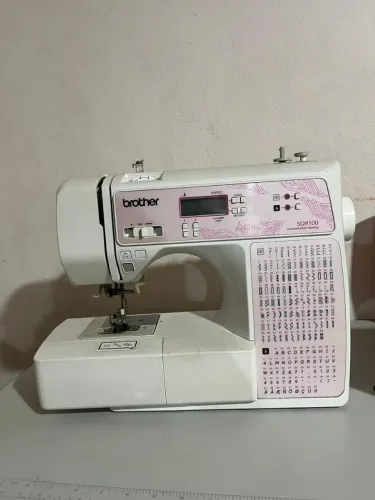 Máquina de bordar eletrônica 