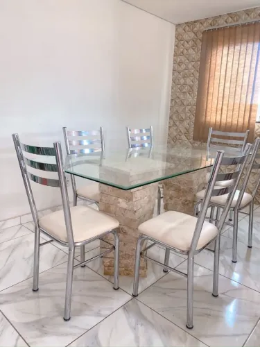 Mesa de vidro com base de pedra escultural
