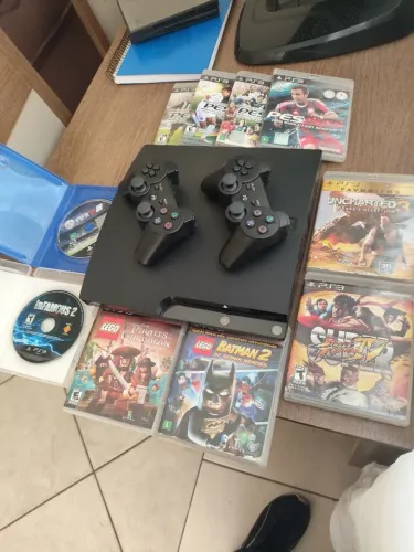 PS3 slim 500gb 2 controles 120 jogos originais 