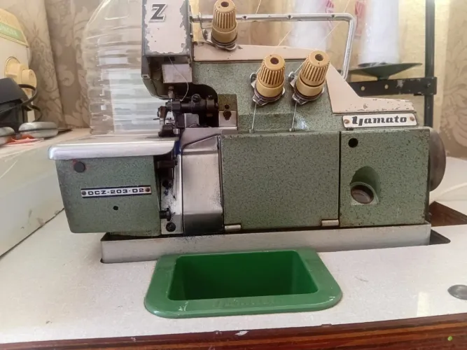 Vendo máquina overlock industrial Yamata DCZ-203-02 com em ótimo estado de funcionamento.