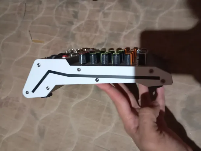 Vendo esse mesa com 4 canal