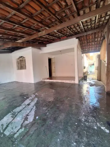 Tranquilidade e Praticidade: Casa com Escritório, Área Externa e Garagem para 2 Carros