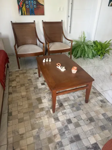 Mesa de centro de madeira de lei