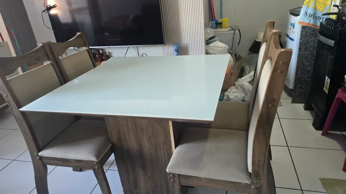 Vendo mesa, de jantar tampo de vidro com 4 cadeiras .