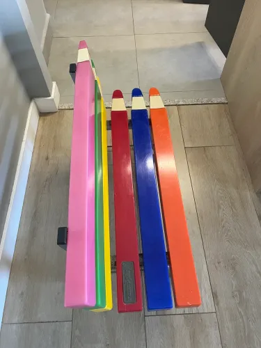 Banco infantil forma de lápis 