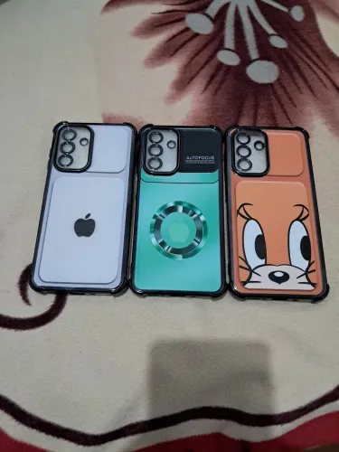Vendo três capinha de celular marca sansung A26 nunca usada