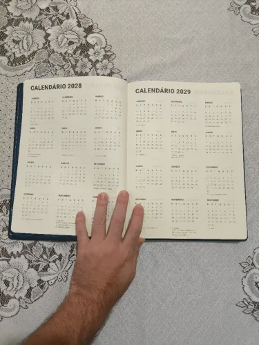 Caderno moderno com calendário nunca usado