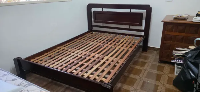 Cama casal em madeira maciça reforçada