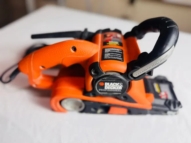 Lixadeira de Cinta Black?&?Decker Professional - Potente e em ótimo estado
