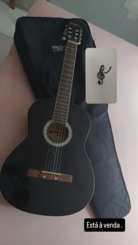 Vendo violão mas capa mas suporte para parede.