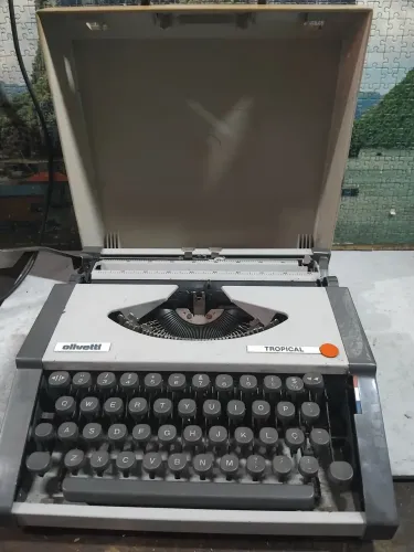 Maquina de escrever olivetti Tropical, ler descrição. 