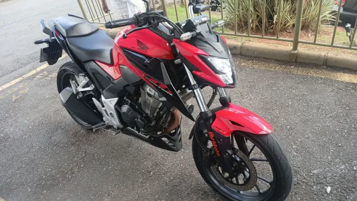 Honda CB 300F Twister Vermelha