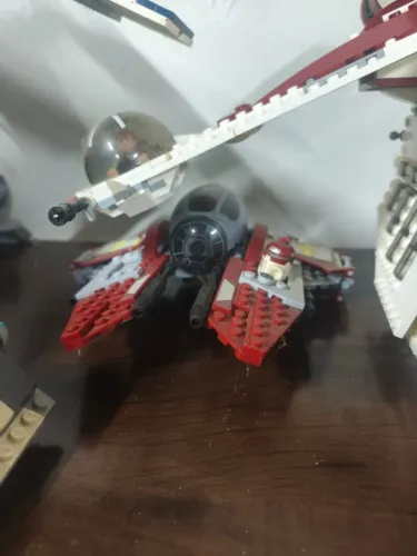 75135 - Obi-Wan's Jedi Interceptor LEGO paralelo