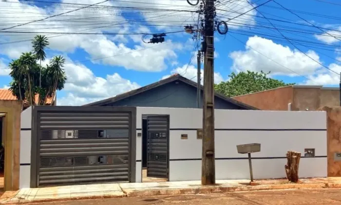 Vendo casa espaçosa no Rouxinóis 