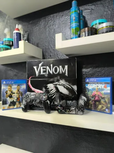 PS4, PERSONALIZADO VENOM, DOIS CONTROLES E 3 JOGOS. TODO ORIGINAL