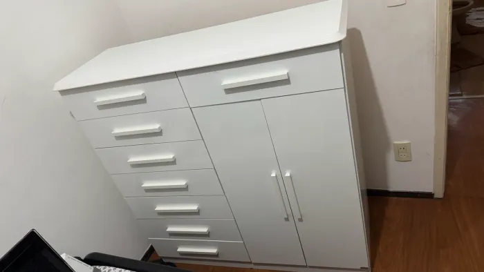 Cômoda Branca Grande com 6 Gavetas, 2 Portas e Cabideiro