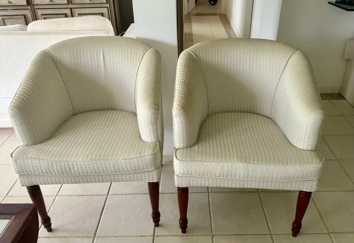 Par de Poltronas Clássicas Bege com Pés em Madeira Torneada
