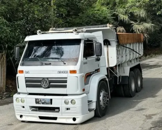 Vw 23-220 6x2 caçamba basculante