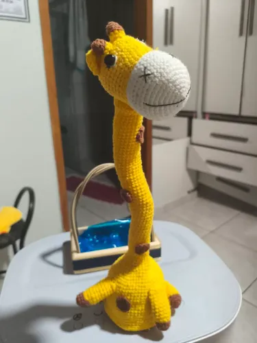 Girafa dançante de amigurumi 