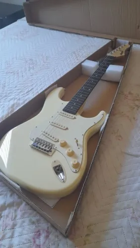Guitarra M30 menphis cor creme