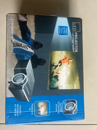 Projetor de Led ótimo para vê os jogos