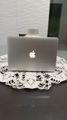 MacBook 13 PRO 8GB de RAM e 256 GB de memória.