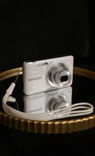 Câmera Samsung ST71T branca perolada