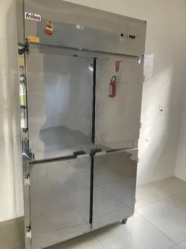 Mini câmara fria com 4 portas Frilux