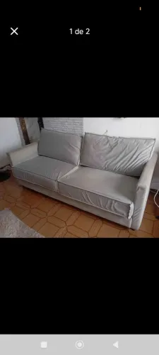 Sofá de 3 lugares cinza com almofada soltas