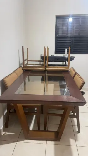 Mesa de jantar linda, moderna, de madeira maciça com 6 cadeiras com estofados novos